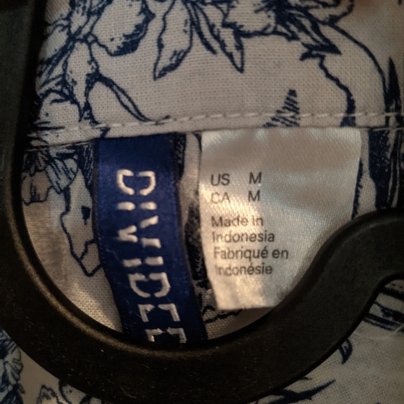 H&M SKULL AND ROSE CASUAL BUTTON DOWN - Picture 3 of 3